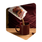 Animation en stop motion : la poudre d'un sachet Pocket Soupe champignons et miso est versée dans une tasse brune bourgogne.