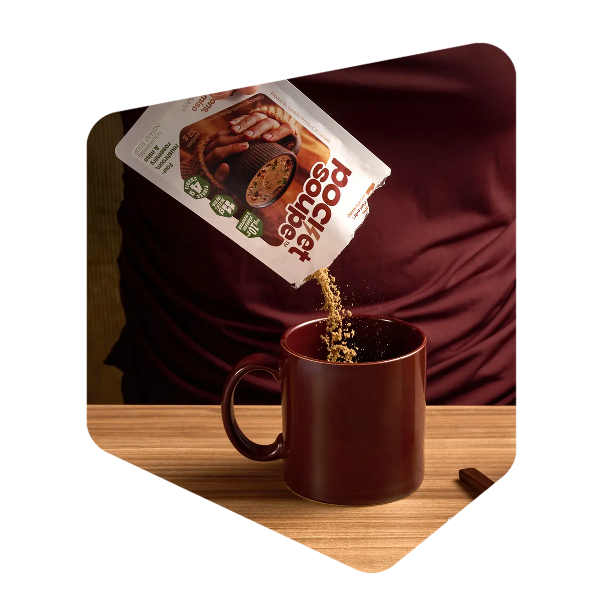 Animation en stop motion : la poudre d'un sachet Pocket Soupe champignons et miso est versée dans une tasse brune bourgogne.