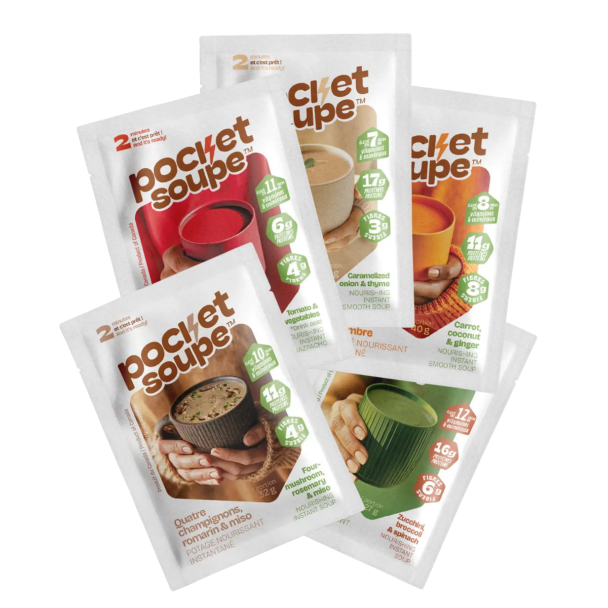 Cinq sachets Pocket Soupe disposés en éventail démontrant le contenu de la pocket découverte avec la saveur aux champignons: tomates et 6 légumes, oignons caramélisés et thym, carotte coco et gingembre, courgette brocoli et épinards, champignons romarin et miso. 