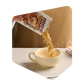 Poudre de velouté aux oignons Pocket Soupe versée d'un sachet dans une tasse beige