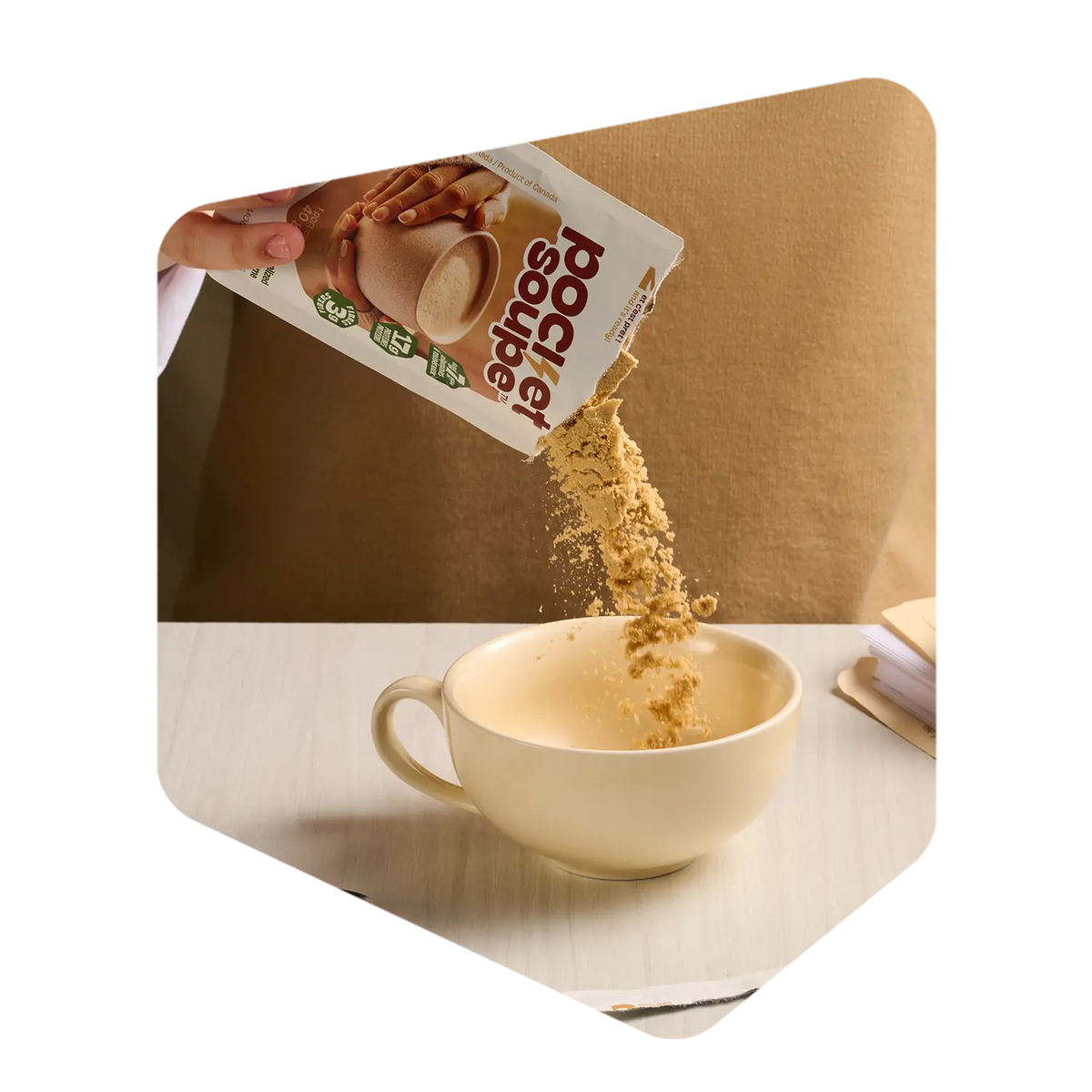 Poudre de velouté aux oignons Pocket Soupe versée d'un sachet dans une tasse beige