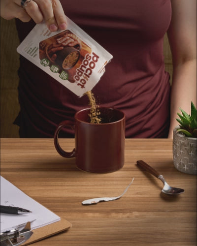 Animation en stop motion : la poudre d'un sachet Pocket Soupe champignons et miso est versée dans une tasse bourgogne.