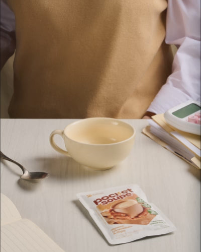 Animation en stop motion : une personne à son bureau verse le contenu d'un sachet Pocket Soupe à l'oignon caramélisé et thym dans une tasse, puis ajoute de l'eau bouillante.